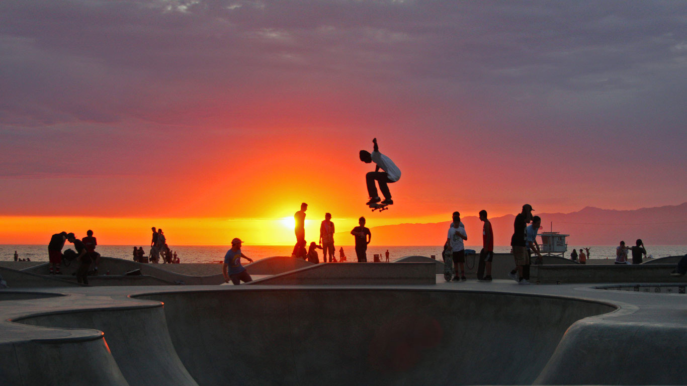 Skateboarding at Venice Beach, California (© mgs/Moment/Getty Images)(Bing Canada)