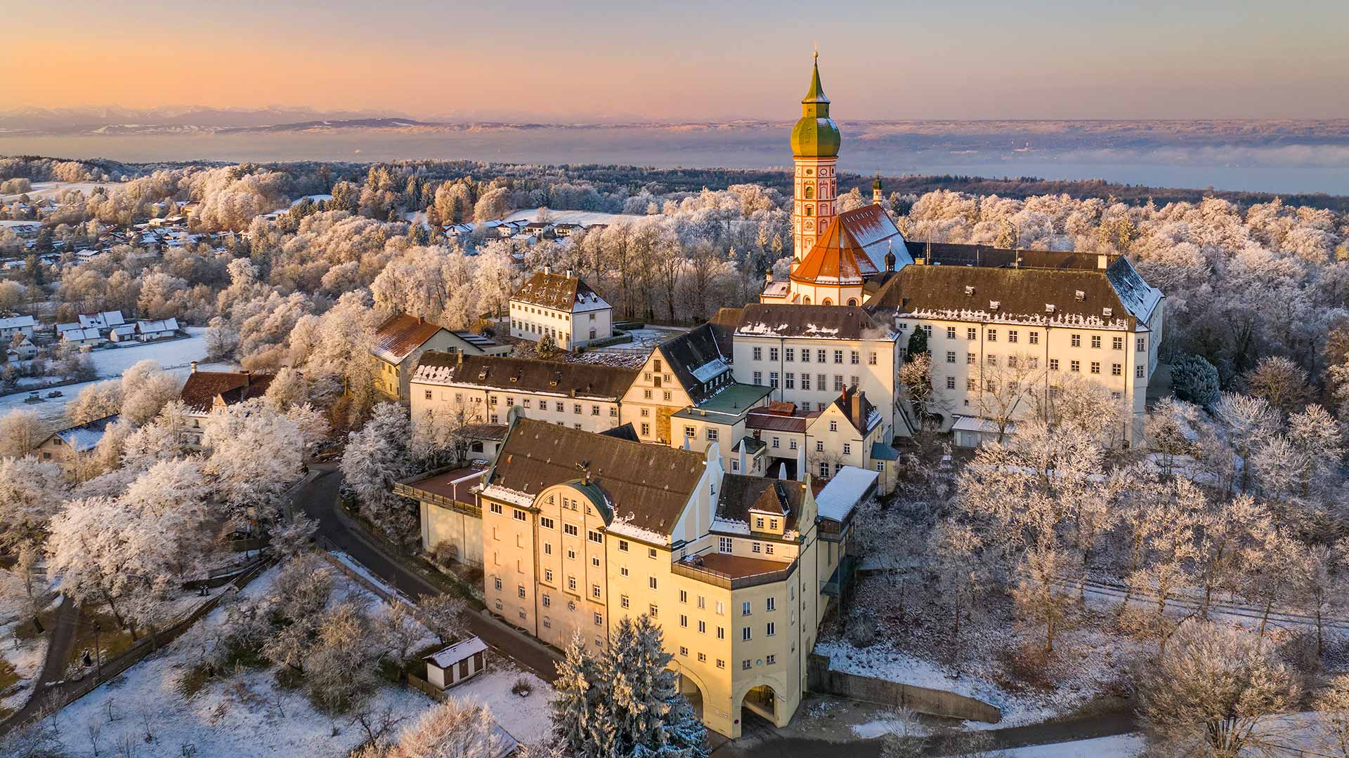Winterliche Morgenstimmung am Kloster Andechs in Bayern mit Blick auf den Ammersee (© Reinhard Schmid/Huber/eStock Photo)(Bing Deutschland)