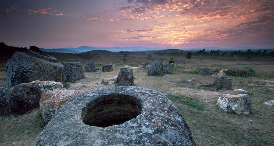 老挝丰沙湾地区的石缸平原 (© Colin Brynn/Corbis) &copy; (Bing China)