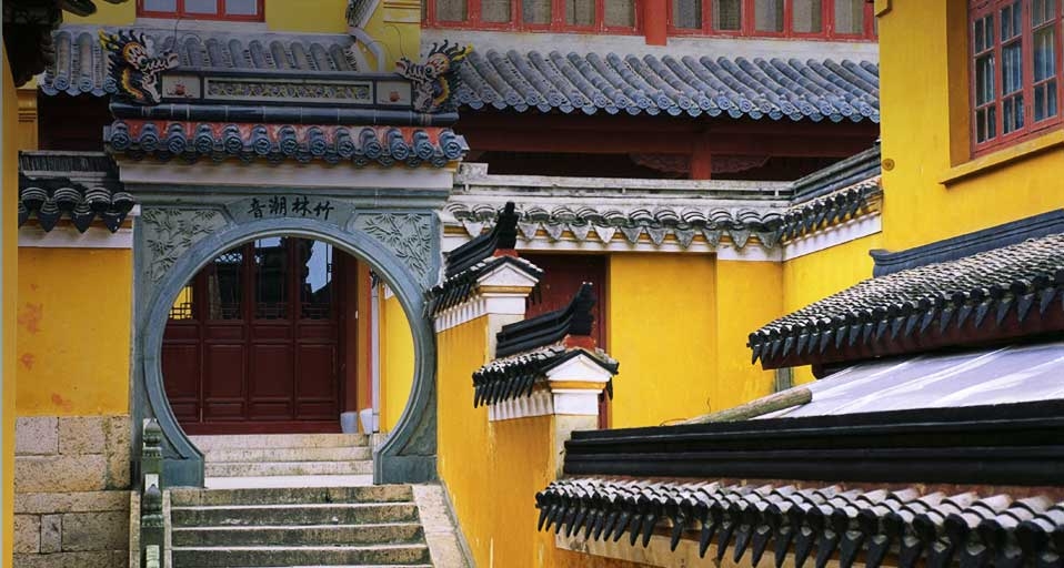 普陀山上的庙宇 -- Wolfgang Kaehler/Corbis &copy; (Bing China)