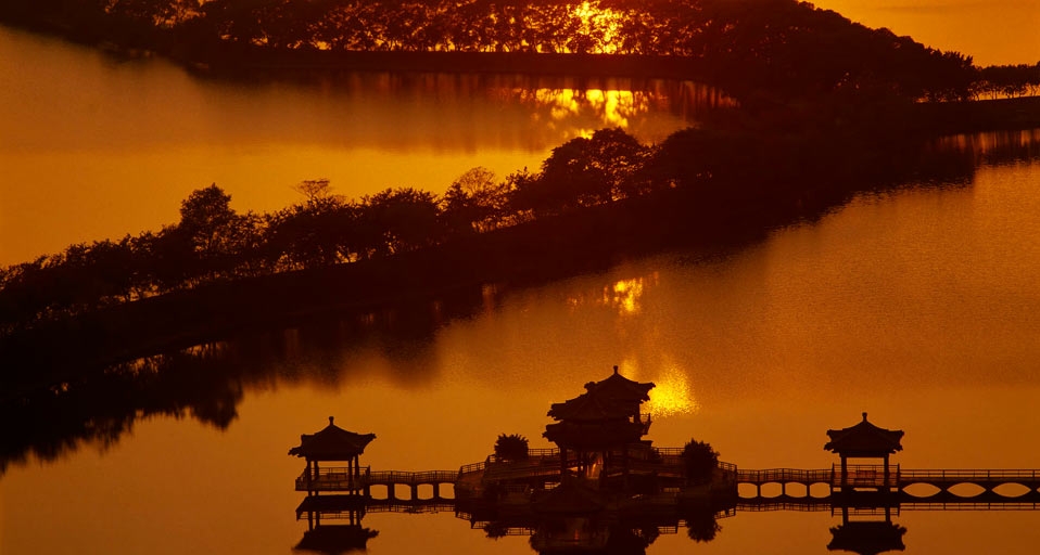 谈天说七：广东肇庆七星岩 -- Four Saisons/Photolibrary &copy; (Bing China)