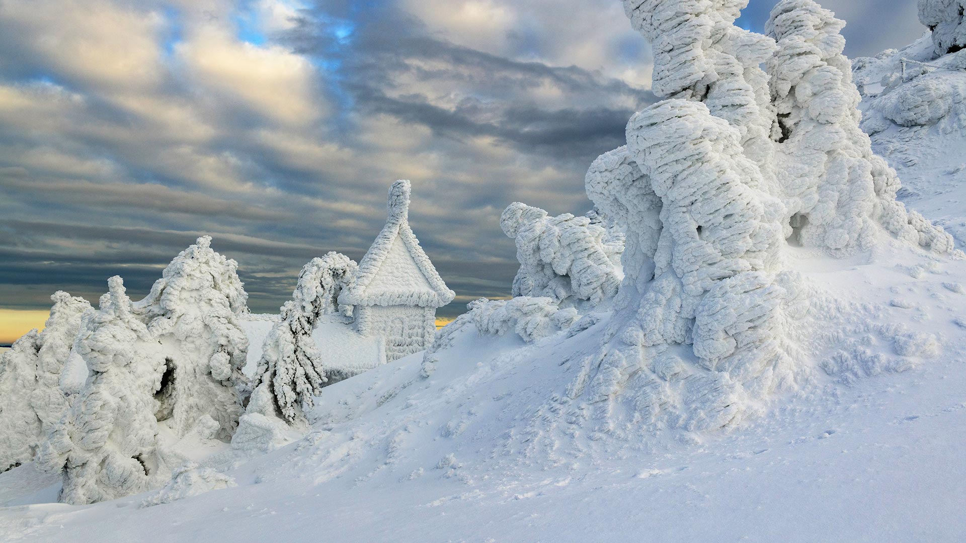 Eingeschneite Arberkapelle am Großen Arber, Niederbayern, Bayern (© Cornelia Dörr/Huber/eStock Photo)(Bing Deutschland)
