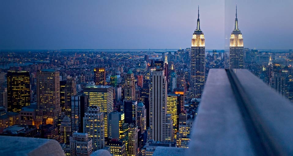 从纽约帝国大厦看洛克菲勒中心 -- SIME/eStock Photo &copy; (Bing China)