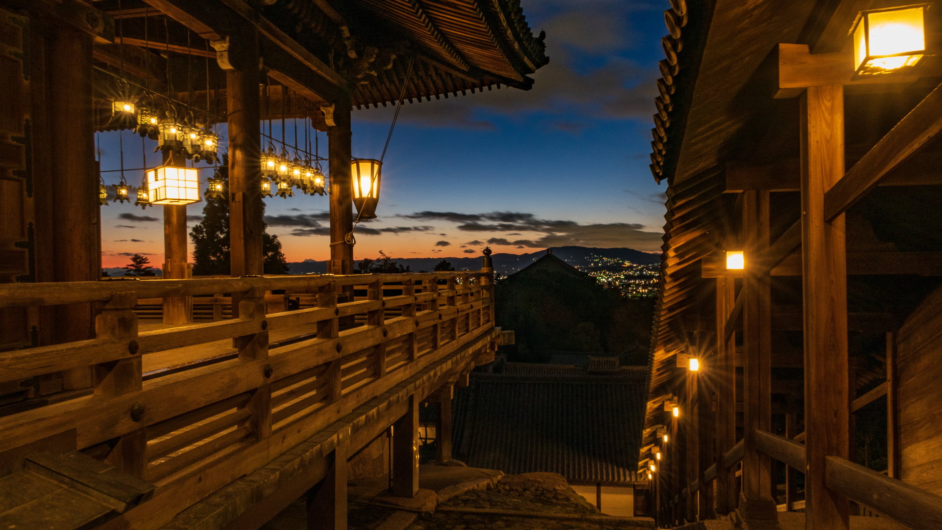 ｢東大寺二月堂｣奈良県, 奈良市 (© Hiroshi Watanabe/Shutterstock)(Bing Japan)