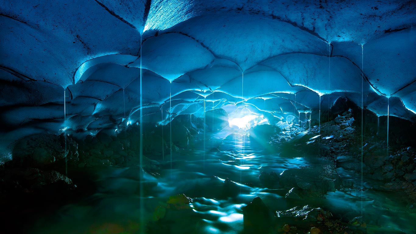 ｢スリー・シスターズの氷穴｣アメリカ, オレゴン州 (© Marc Adamus/Aurora Photos)(Bing Japan)