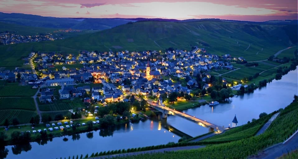 Die Moselschleife bei Trittenheim, Deutschland – Prisma/Superstock &copy; (Bing Germany)