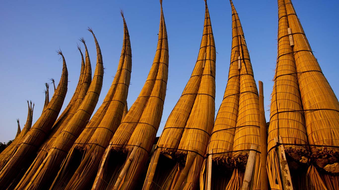 Traditionelle Fischerboote aus Schilf in Huanchaco, Peru (© Patrick Brandenburg/Tandem Stock)(Bing Deutschland)