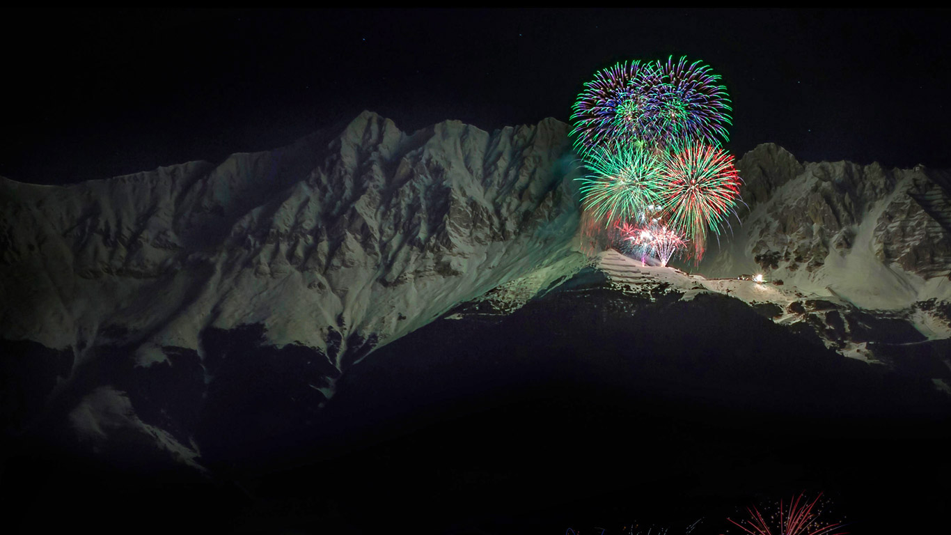 新年前夕的烟花，奥地利诺德凯特山脉 (© imageBROKER/Alamy)(Bing China)