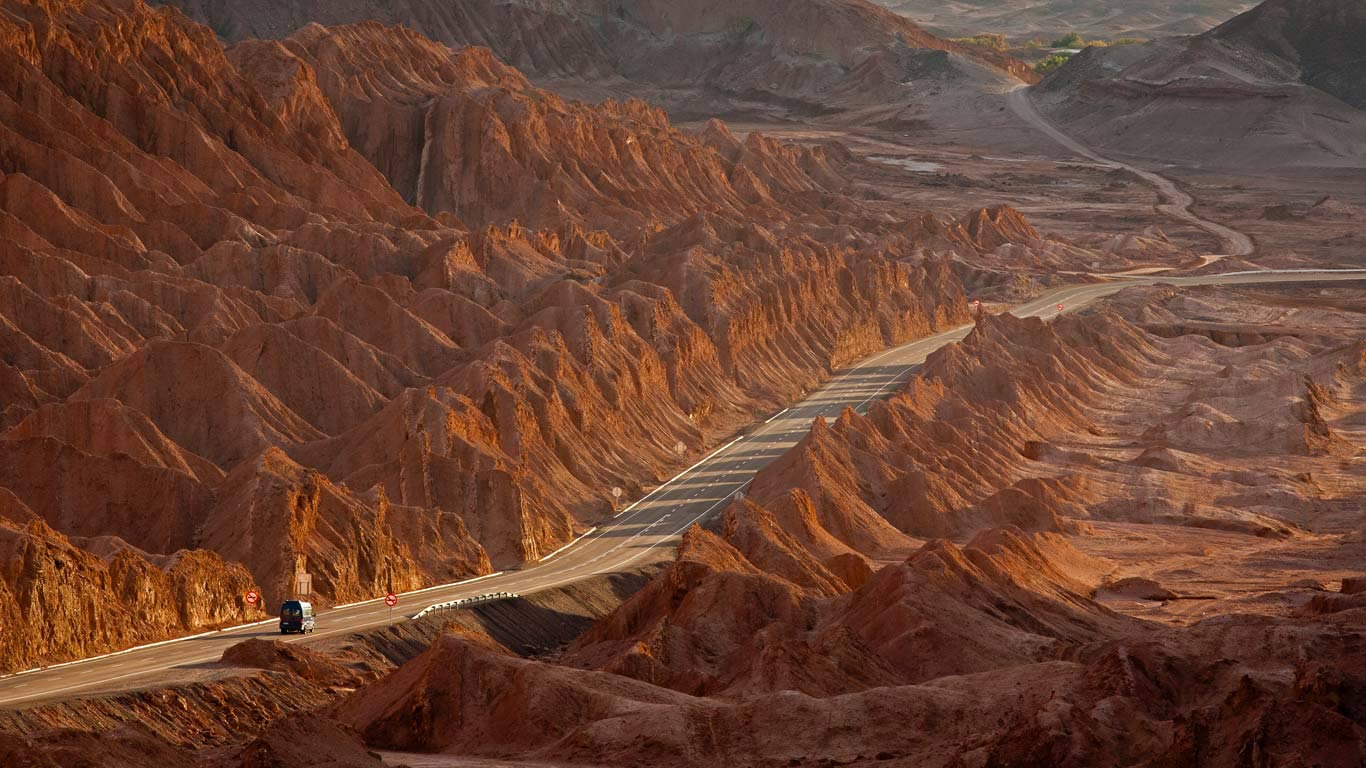多梅科山脉的岩盐山麓，智利 (© Sergio Ballivian/Tandem Stills + Motion)(Bing China)