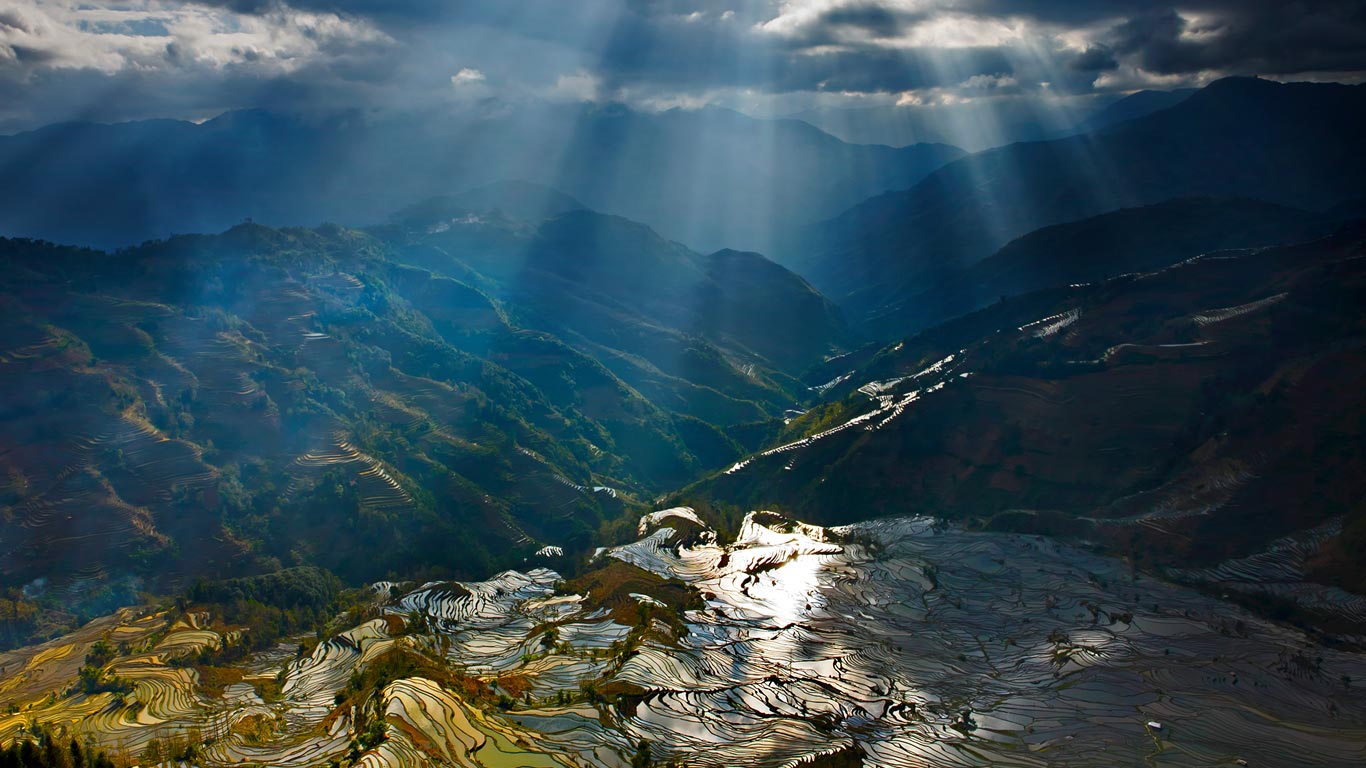 【劳动节】云南省元阳县，倒映在梯田里的阳光 (© Eastphoto/age fotostock)(Bing China)