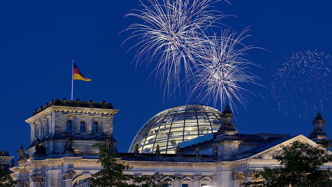 Feuerwerk über dem Reichstag, Berlin, Deutschland (© Axel Schmies/Novarc/Corbis)(Bing Deutschland)