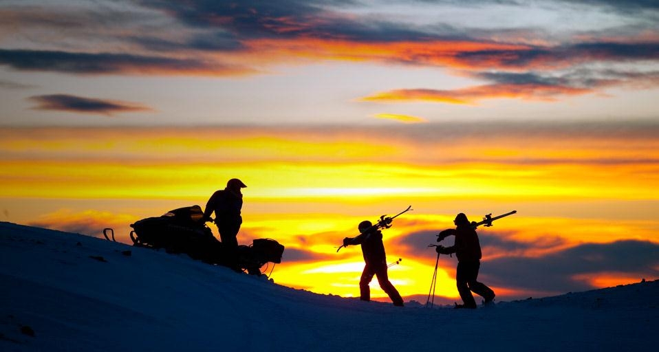 Skieurs au coucher du soleil en France (© Jakob Helbig/Cultura/Aurora Photos) &copy; (Bing France)