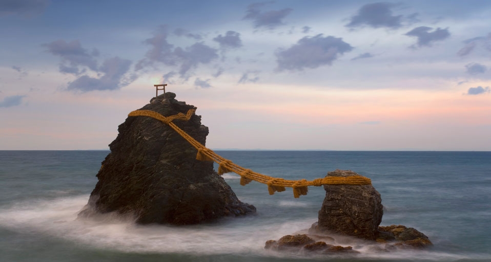 日本三重县的伊势湾，图为被绳索相连的“夫妻岩” -- Gavin Hellier/Corbis &copy; (Bing China)