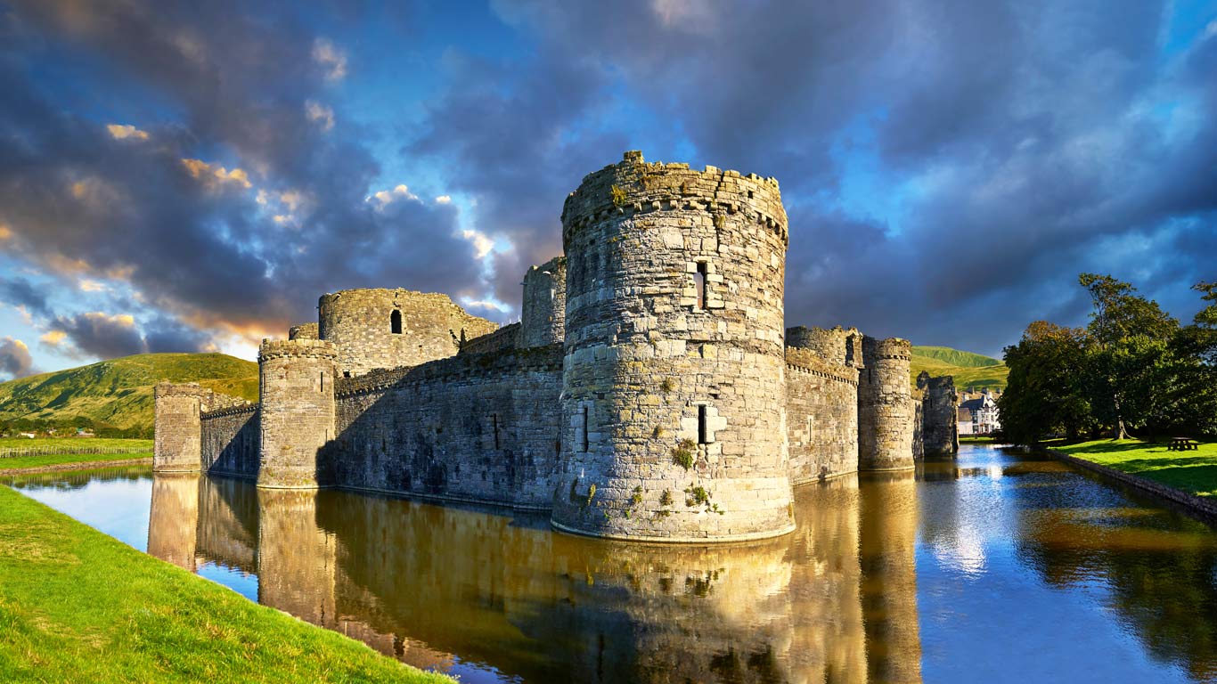 Beaumaris Castle on the Isle of Anglesey in Wales (© funkyfood London - Paul Williams/Alamy)(Bing United Kingdom)