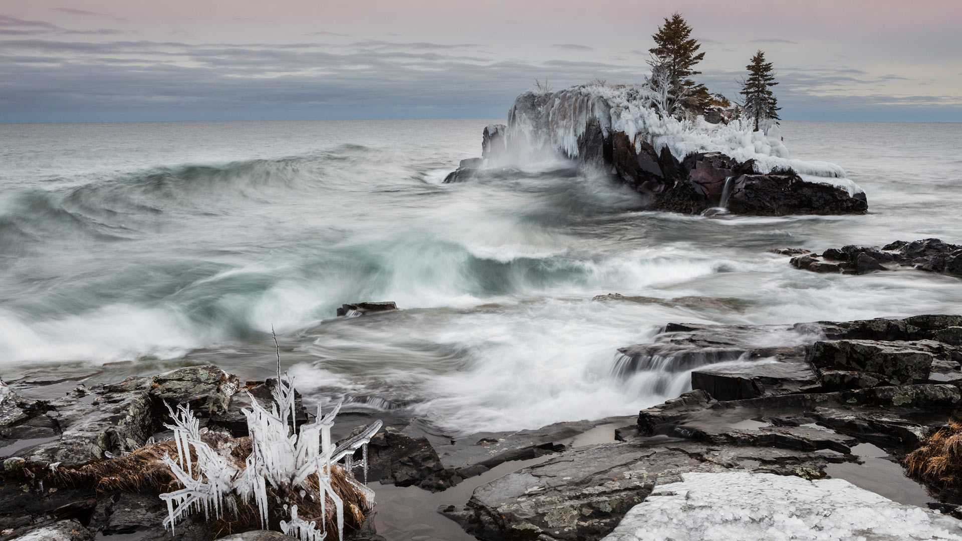 Snow and ice along the shoreline of Lake Superior in winter; Thunder Bay, Ontario (© plainpicture/Design Pics/Susan Dykstra)(Bing Canada)