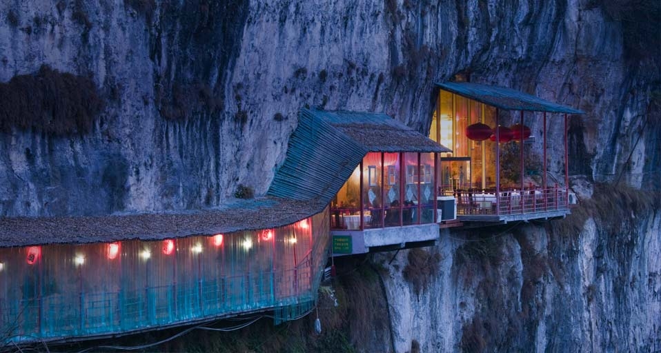 位于长江峭壁上的三游洞餐厅 -- Walter Bibikow/Corbis &copy; (Bing China)