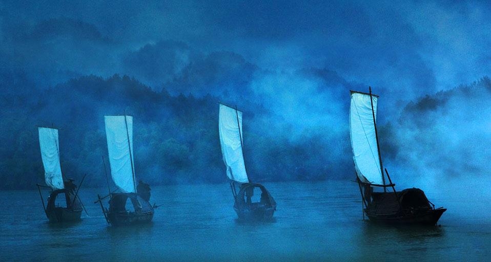 雾气弥漫的湖面上的渔船 (© Blue Jean Images/Alamy) &copy; (Bing China)