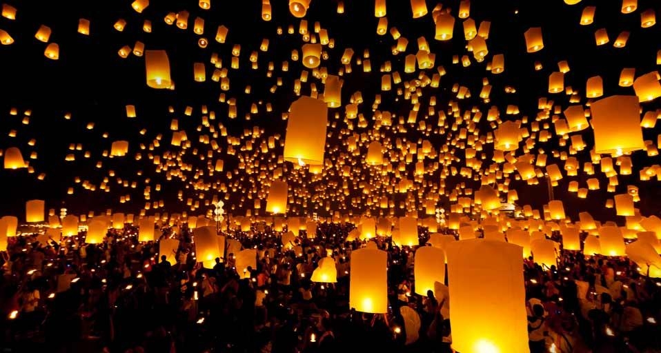 泰国清迈省，节日期间放天灯 (© Daniel Osterkamp/Getty Images) &copy; (Bing China)