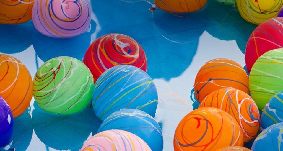 Yo-yo tsuri water balloons in the pool at a neighborhood festival in Japan (© Hiroyuki Uchiyama/Getty Images) &copy; (Bing Canada)