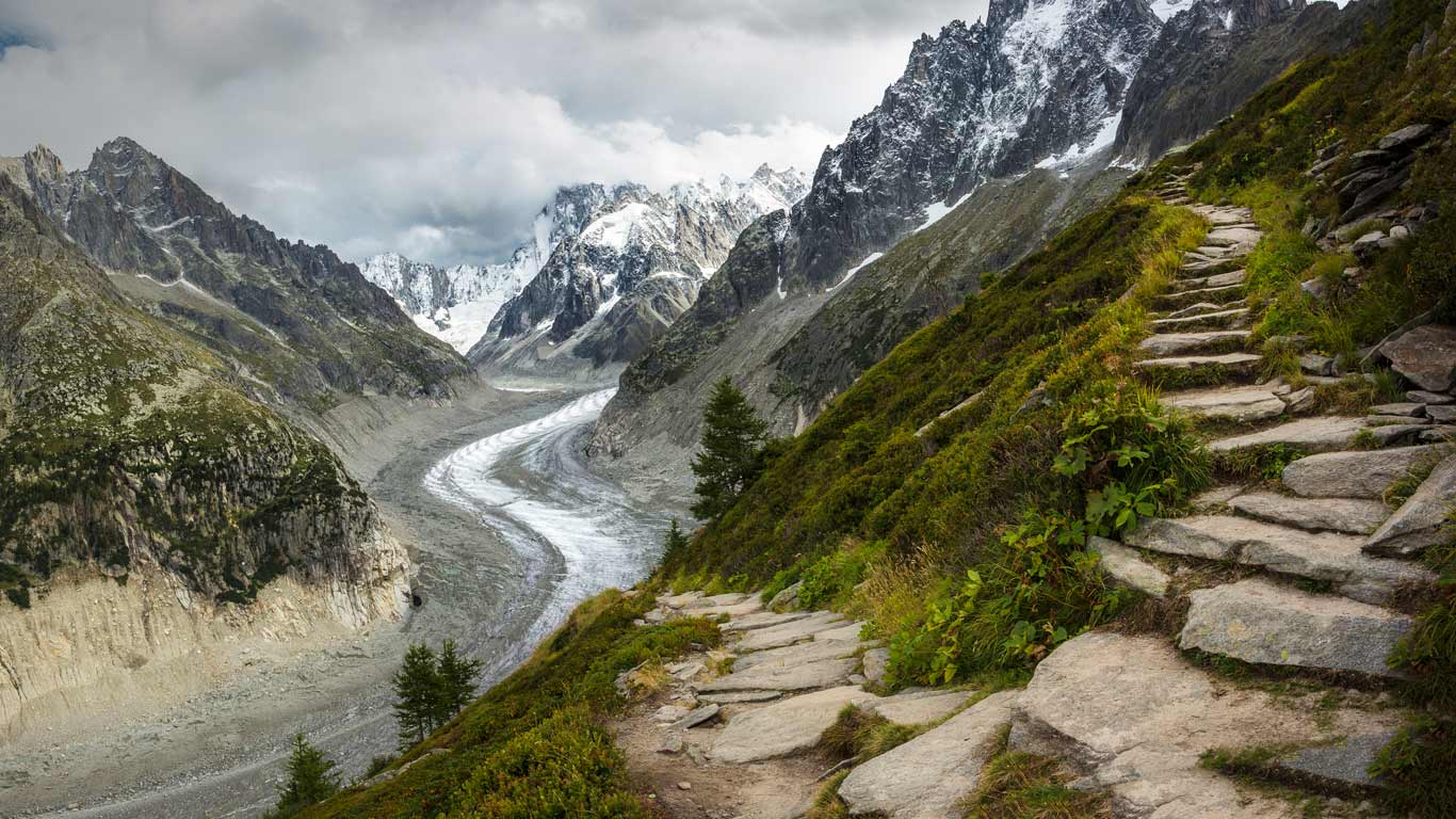 Chemin menant à la Mer de Glace depuis la montagne, Chamonix. (© ?/Gallery Stock)(Bing France)