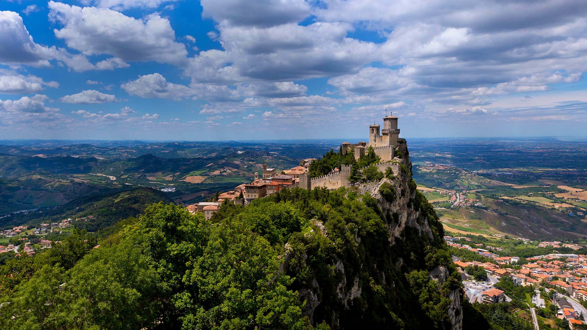 Guaita Tower in San Marino (© Piercarlo Abate/Shutterstock)(Bing Canada)