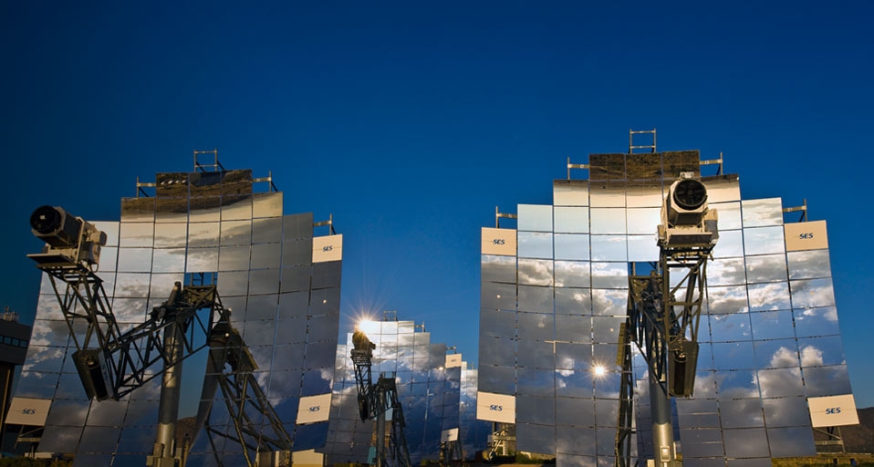 Mirror arrays concentrate light making electricity near Albuquerque, New Mexico -- Michael Melford/Corbis &copy; (Bing Canada)