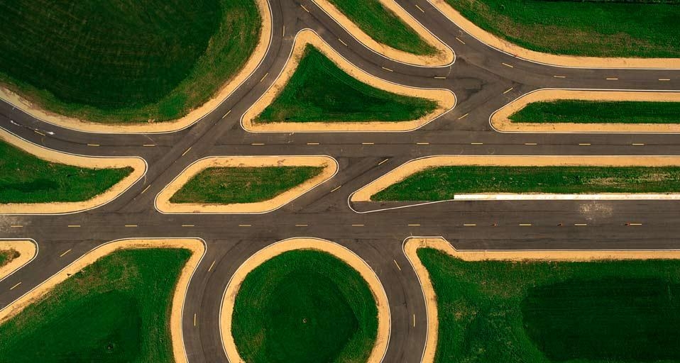 Driver-training course in Minnesota, U.S.A. (© Richard Hamilton Smith/Corbis) &copy; (Bing Canada)