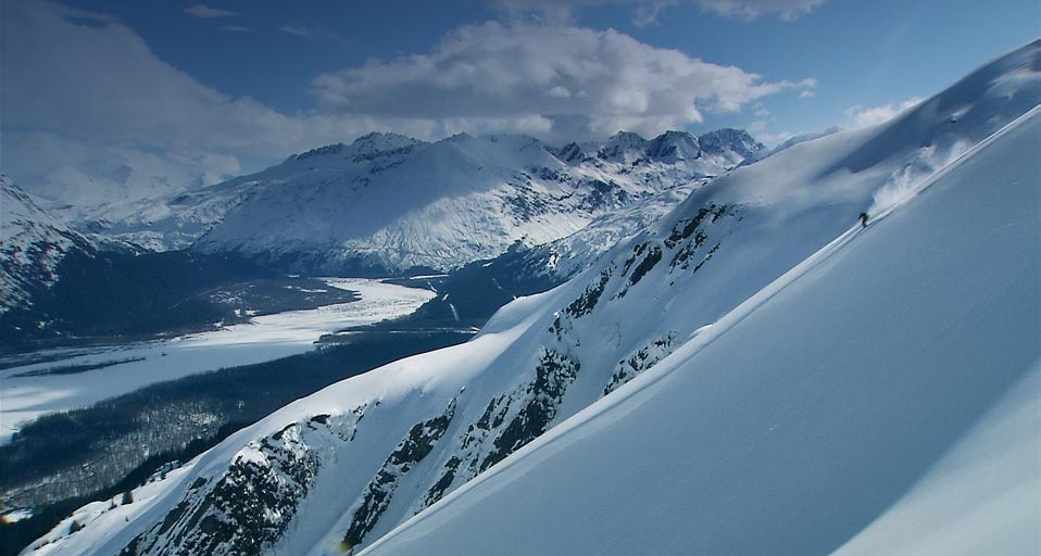 Skier making turns on a ridge near Valdez, Alaska (© Wink Inc./Footage Search) &copy; (Bing Canada)