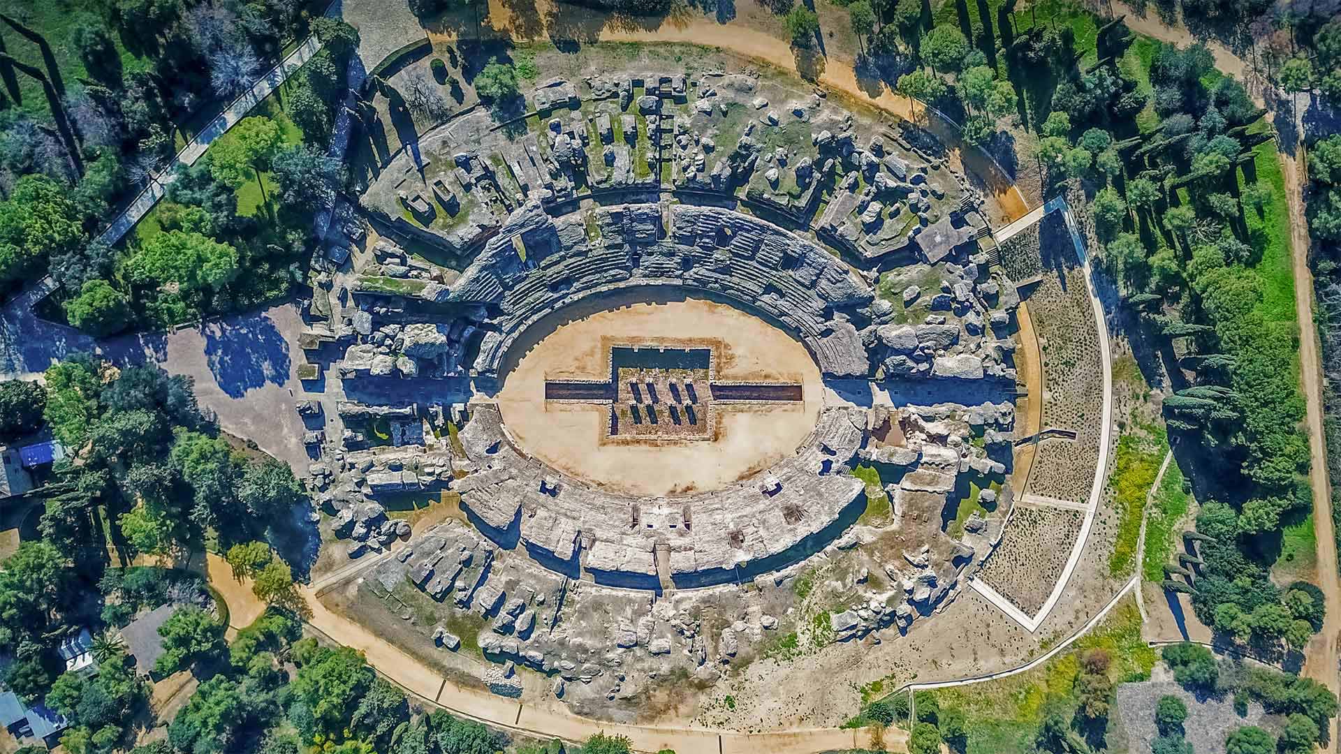 古罗马斗兽场，西班牙桑蒂蓬塞镇的罗马古城遗迹 (© Amazing Aerial Agency/Offset by Shutterstock)(Bing China)