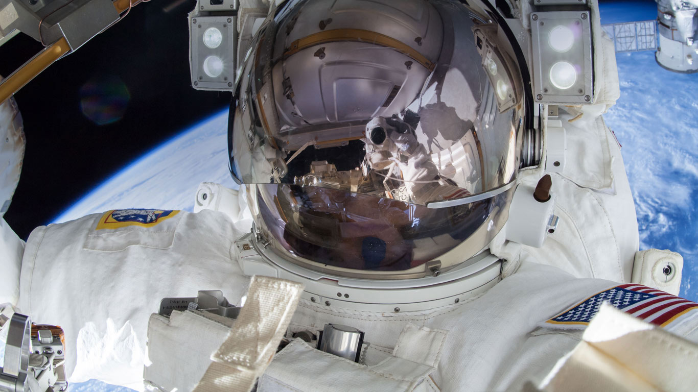 宇航员Terry Virts的太空自拍照 (© NASA)(Bing China)