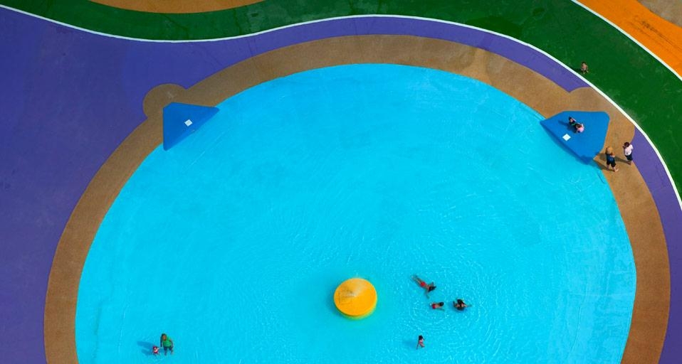 Farbenfrohes Planschbecken in Watford, Hertfordshire, England (© Jason Hawkes/Corbis) &copy; (Bing Germany)