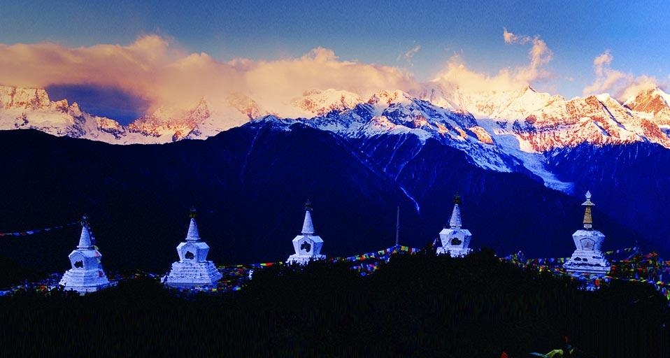 云南迪庆藏族自治州，梅里雪山太子十三峰上的佛塔 (© TAO Images Limited/Getty Images) &copy; (Bing China)