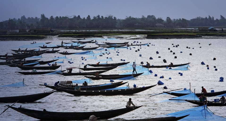 孟加拉国正在捕鱼的渔民 -- Tim Laman/Getty Images &copy; (Bing China)