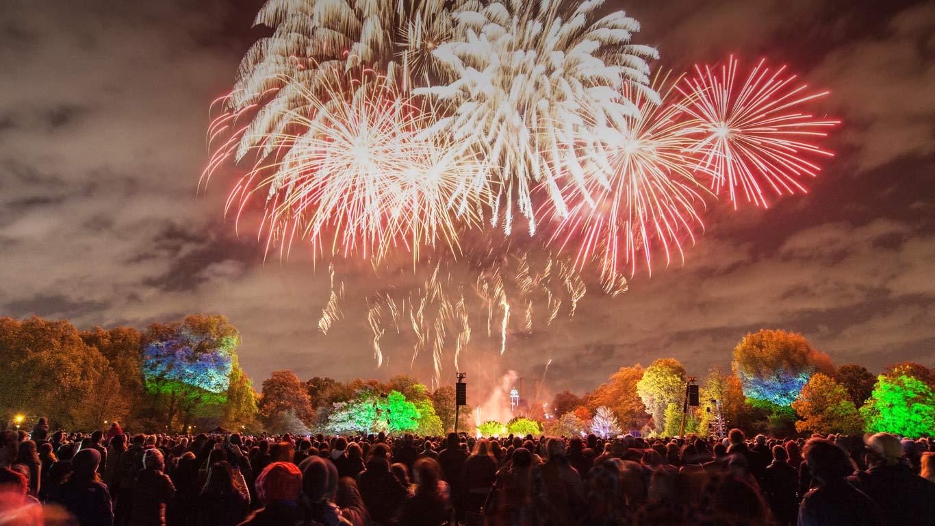 A fireworks display in Battersea Park, London (© Roger Cracknell 01/classic/Alamy Stock Photo)(Bing United Kingdom)
