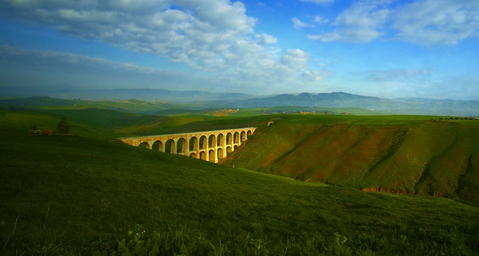 ｢シチリアの鉄道橋｣イタリア, シチリア州  -- SIME/eStock Photo &copy; (Bing Japan)