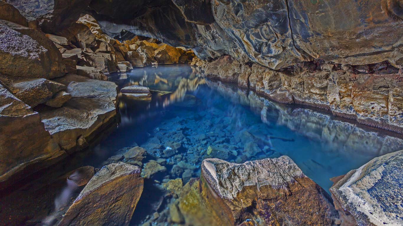 冰岛，米湖附近的温泉洞 (© Joerg Abendroth/Tandem Stills + Motion)(Bing China)