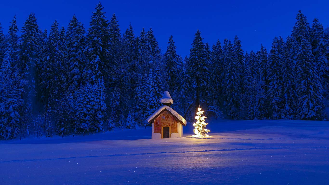 Kapelle in der Nähe von Schloss Elmau, Bayern, Deutschland (© footageclips/Shutterstock)(Bing Deutschland)