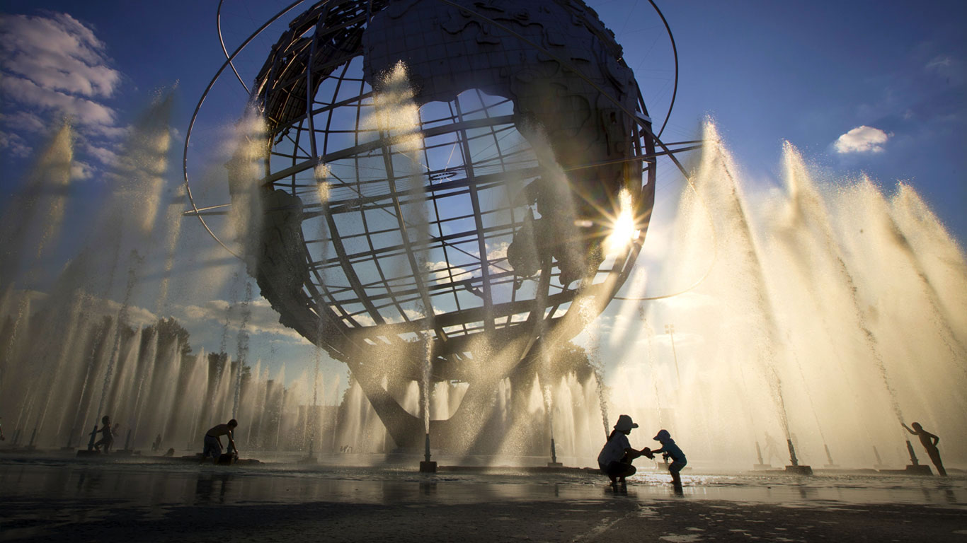 法拉盛草原可乐娜公园内的地球仪，美国纽约市皇后区 (© Carlo Allegri/Reuters)(Bing China)