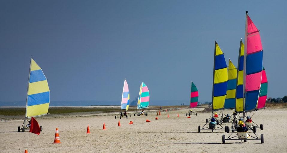 École de chars à voile sur une plage de Bretagne (© Stock Connection/Alamy) &copy; (Bing France)