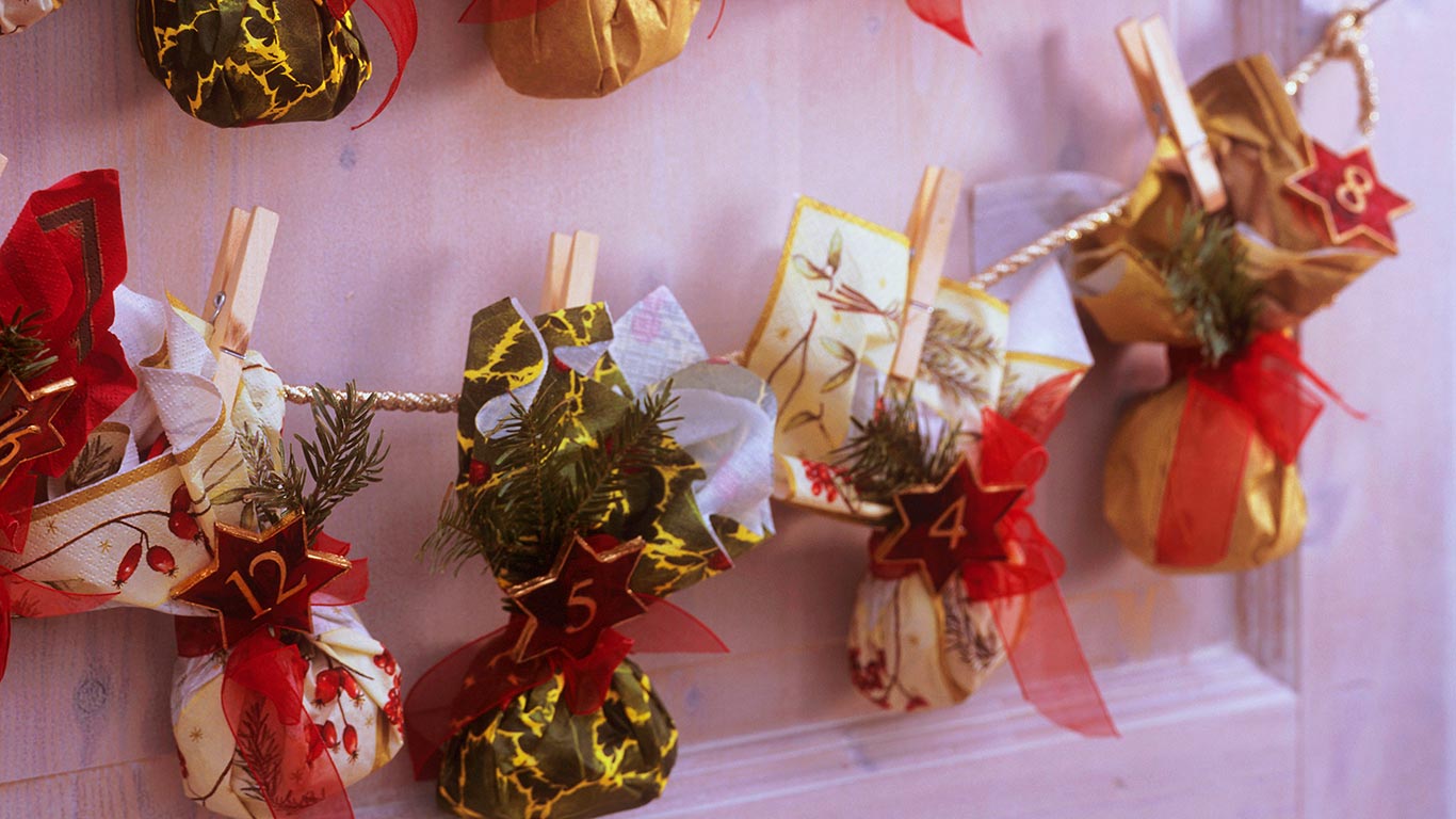 Adventskalender mit kleinen, aus Servietten gefalteten Säckchen (© Bon Appetit/Alamy)(Bing Deutschland)