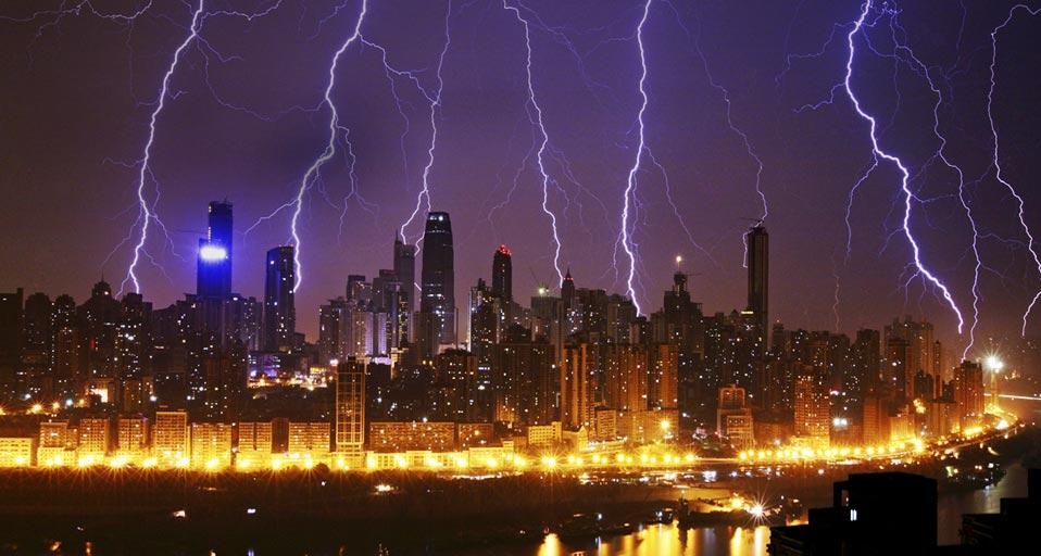 闪电划过重庆的夜空 (© Viewstock/Corbis) &copy; (Bing China)