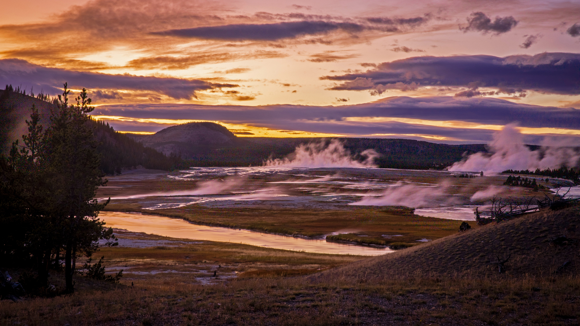 黄石国家公园里的上间歇泉盆地，美国怀俄明州 (© Ray Urner/Tandem Stills + Motion)(Bing China)