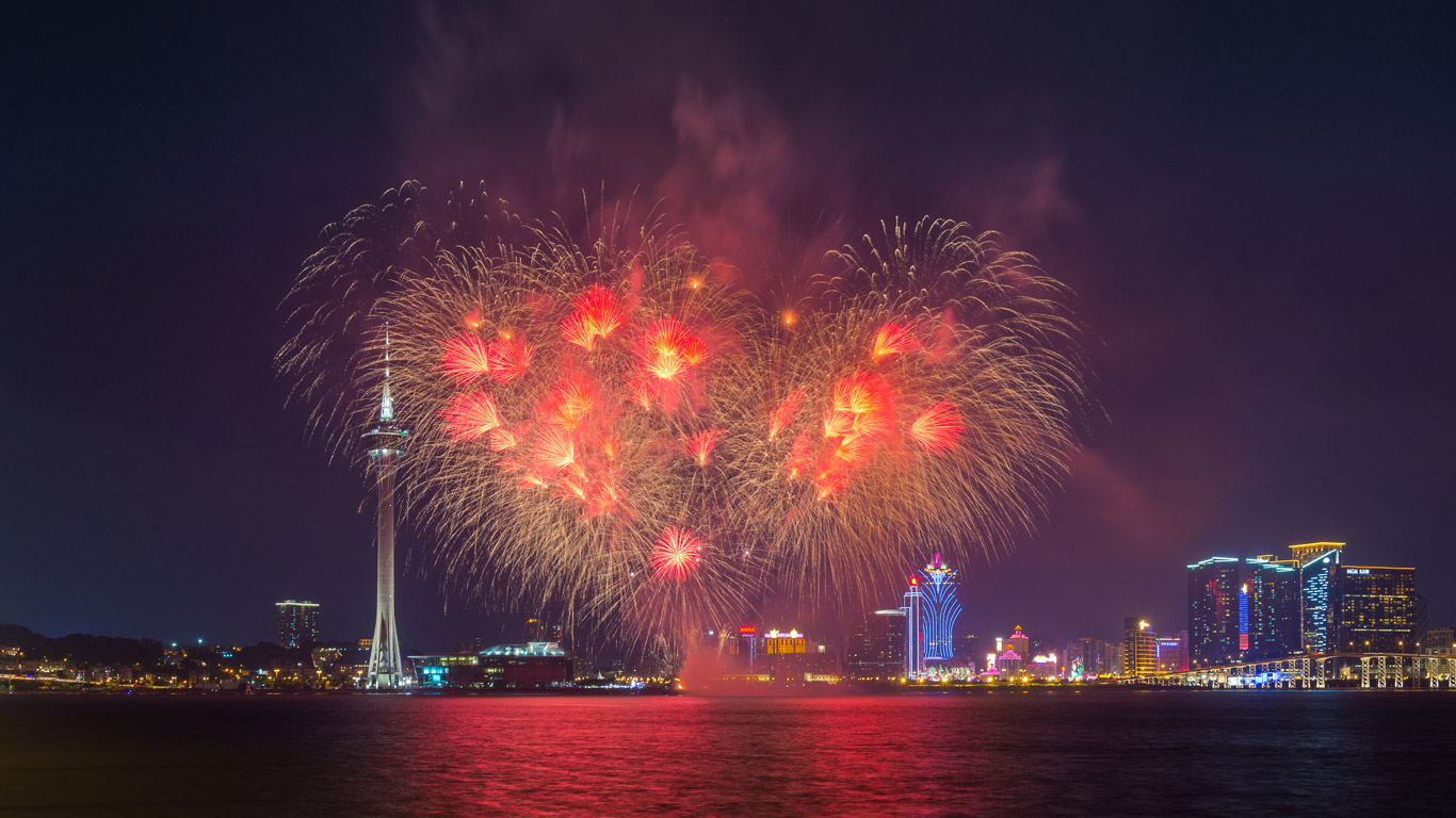 【今日七夕】红色的心形烟火，中国澳门（© coolbiere photograph/Getty Images）(Bing China)