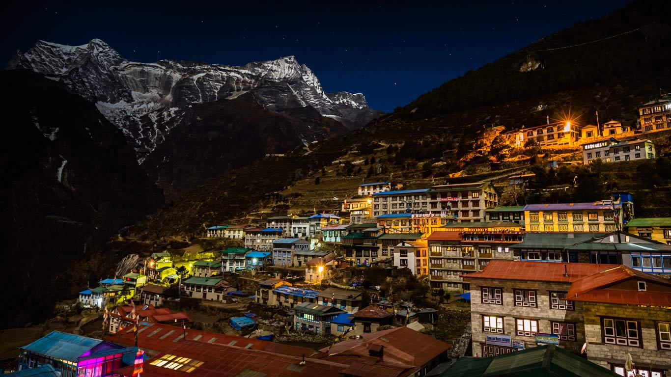 在南崎巴札小镇上方矗立的Kongde Ri山峰，萨加玛塔国家公园，尼泊尔 (© Andrew Peacock/Aurora Photos)(Bing China)