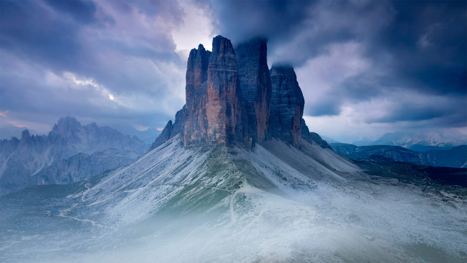 从环绕山峰的小径最高点看到的拉瓦莱多三峰山，意大利 (© AWL Images/Danita Delimont)(Bing China)