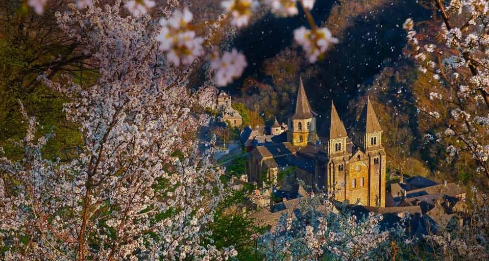 Village de Conques dans l’Aveyron, Midi-Pyrénées (© Stéphane Lemaire/Corbis) &copy; (Bing France)