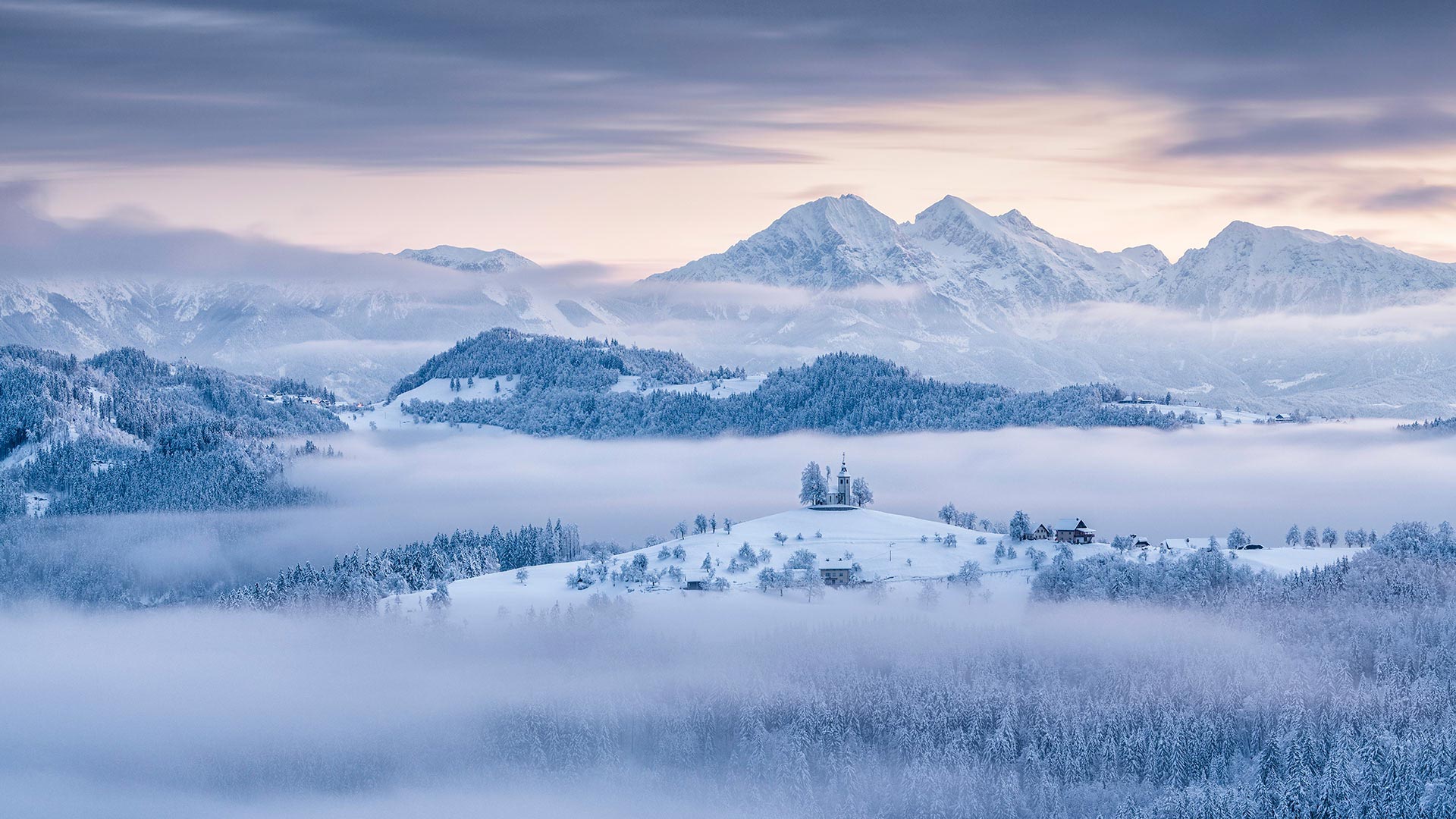 位于Praprotno村之上的圣托马斯教堂 (© Guy Edwardes/Minden Pictures)(Bing China)
