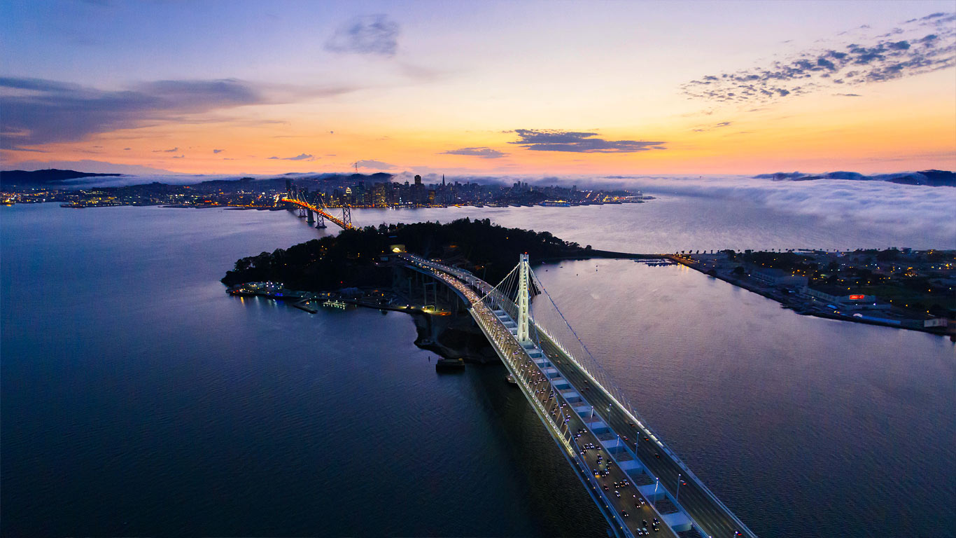 旧金山-奥克兰海湾大桥和其背后的旧金山，加利福尼亚州 (© Engel Ching/Alamy)(Bing China)