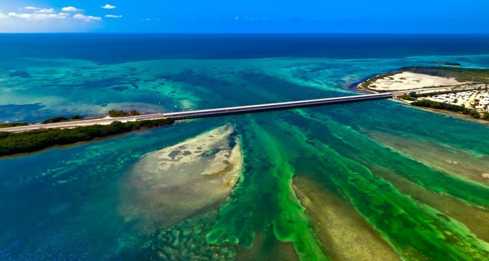 Aerial view of the Seven Mile Bridge, Florida Keys, Florida (© Blaine Harrington III/Corbis) &copy; (Bing Canada)