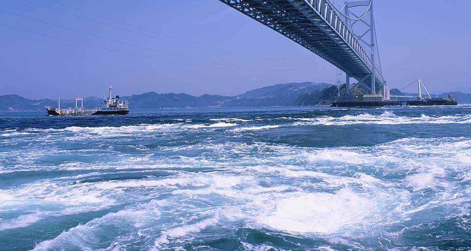 ｢大鳴門橋と鳴門の渦潮｣徳島, 鳴門海峡 --  Japan Travel Bureau &copy; (Bing Japan)